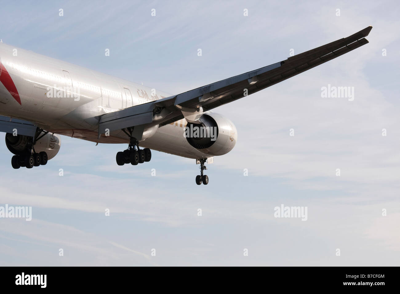 Emirate-Verkehrsflugzeug Boeing 777 300 im Endanflug zu landen Stockfoto