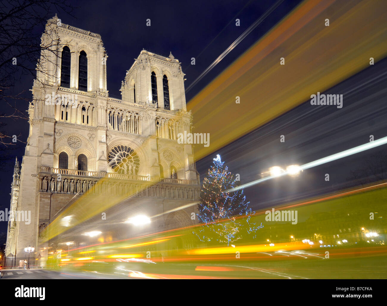 Die Kathedrale von Notre Dame mit Weihnachtsbaum und Dekoration in Zentral-Paris, Frankreich. Stockfoto