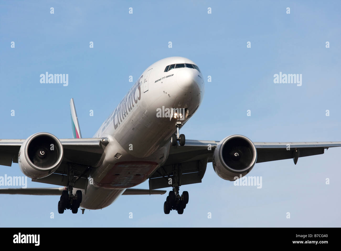 Emirate-Verkehrsflugzeug Boeing 777 300 im Endanflug zu landen Stockfoto