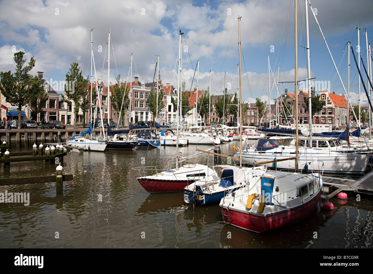 Yachten in Nooderhaven (nördlichen Hafen) Harlingen Friesland Niederlande Stockfoto