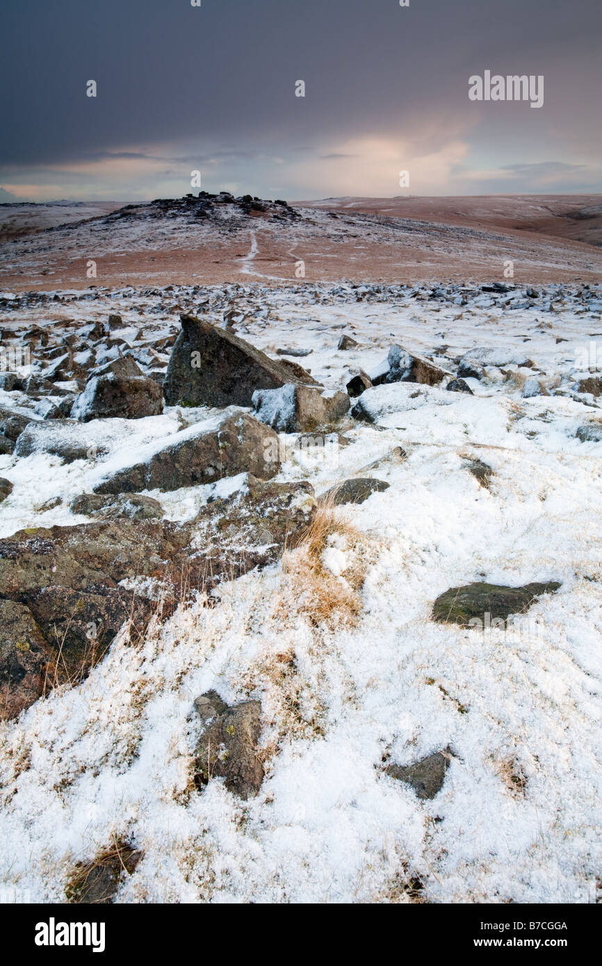 Winterschnee auf Dartmoor von Grundnahrungsmittel Tor Nord in Richtung Roos Tor und darüber hinaus, Devon, England, UK Stockfoto