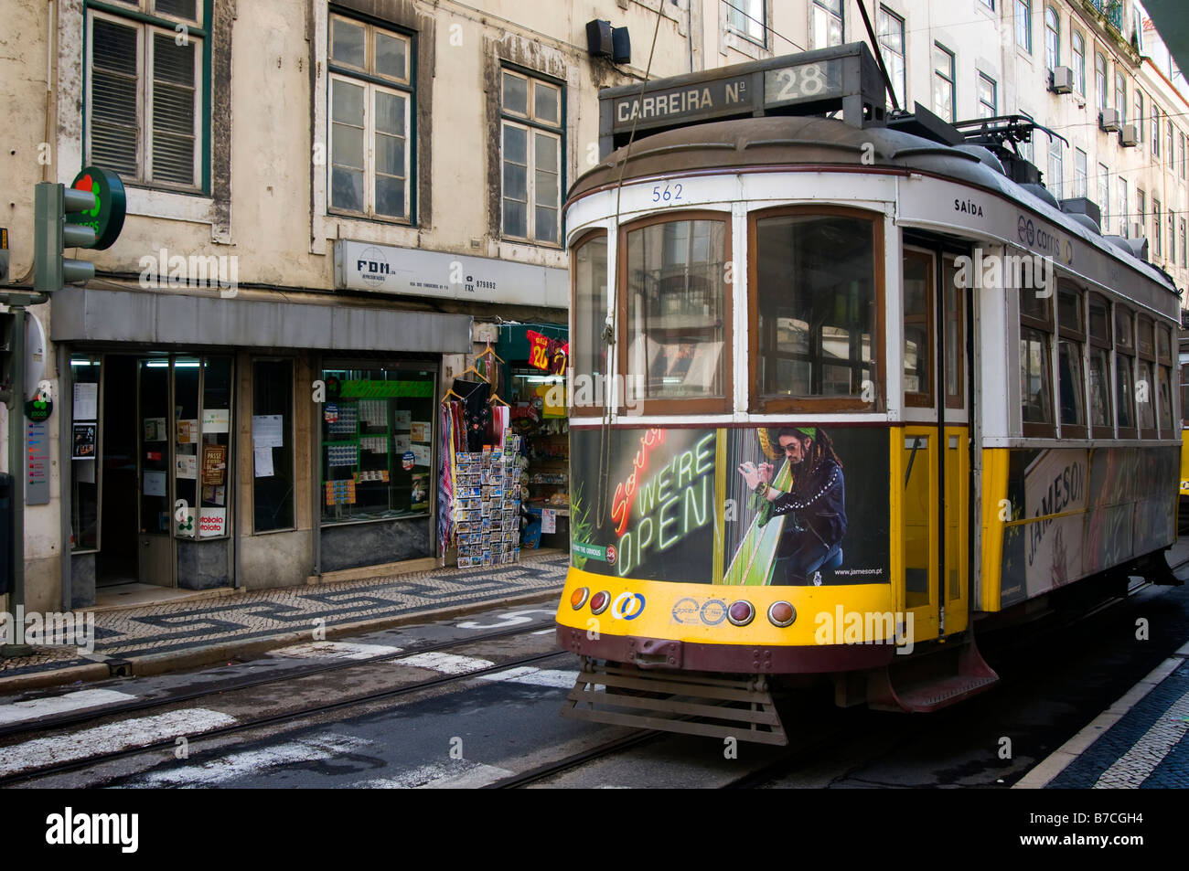 Straßenbahn in den Straßen von Lissabons Stadtzentrum Stockfoto