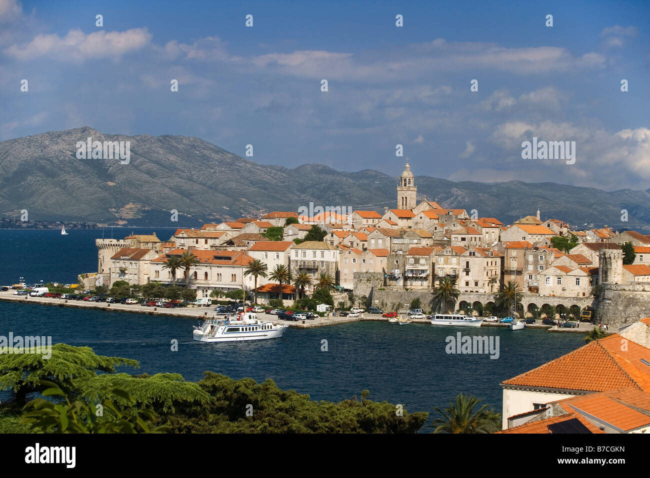 Blick auf die befestigte Altstadt von Korcula und St Mark's Kathedrale, Insel Korcula, Kroatien Stockfoto