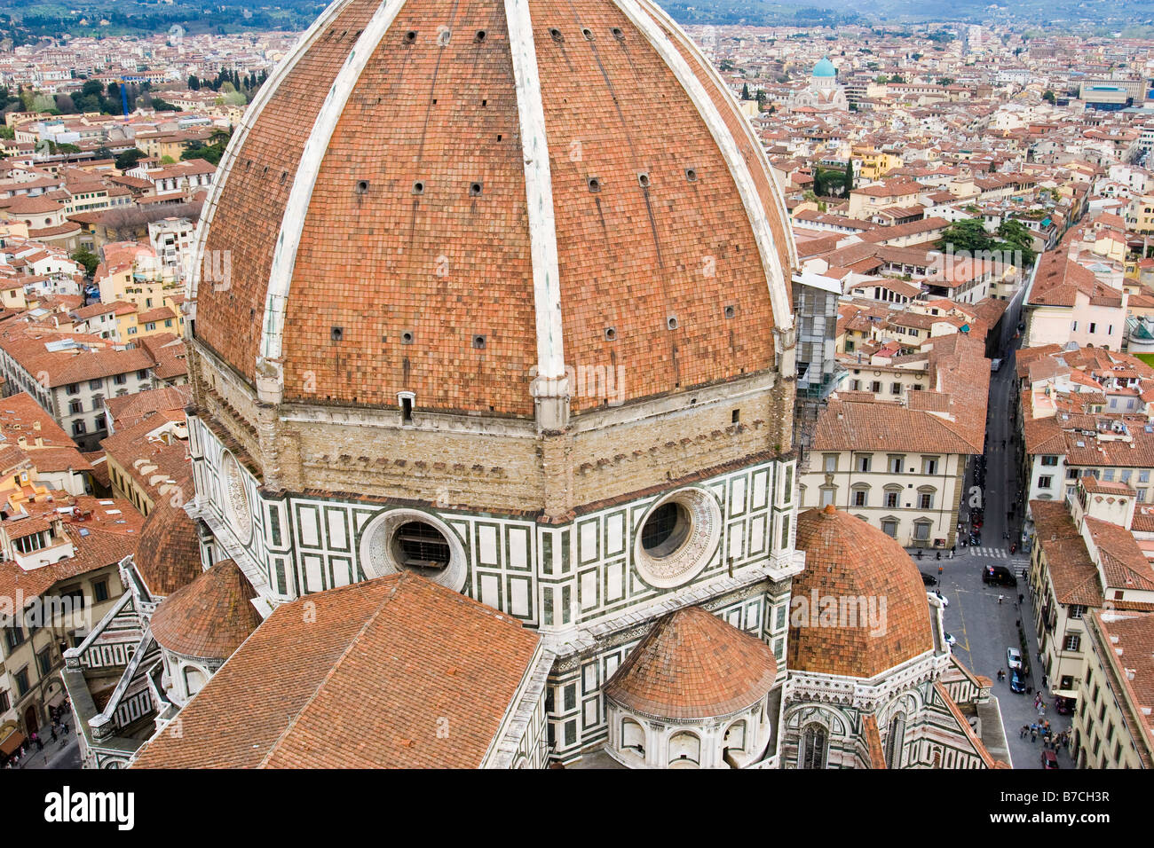 Luftaufnahme der Kuppel der Kathedrale Santa Maria del Fiore über Orange gekachelt Dächer von Florenz Italien Stockfoto