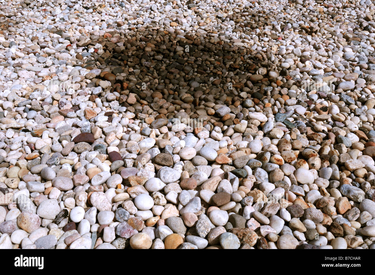 Ein Öl-Patch auf einer Fläche von kleinen Felsen Stockfoto
