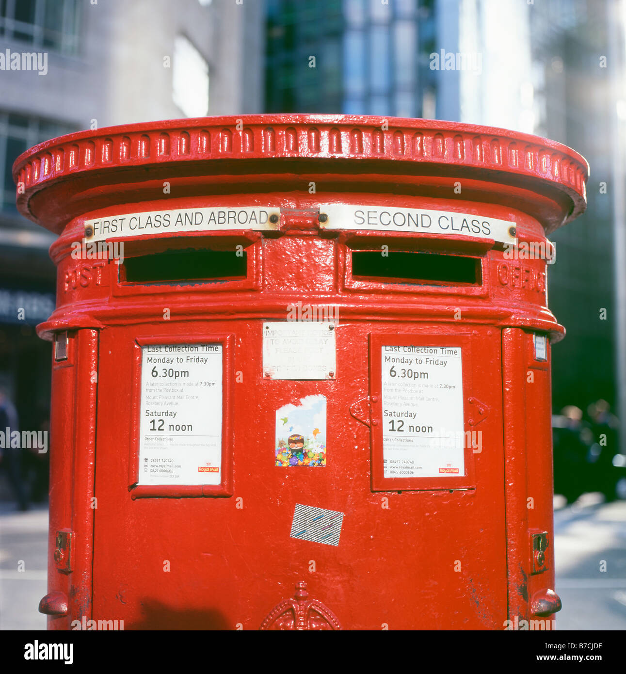 Eine rote Royal Mail-Steckbox mit First und Second Class Schlitze in der City of London, England UK Stockfoto