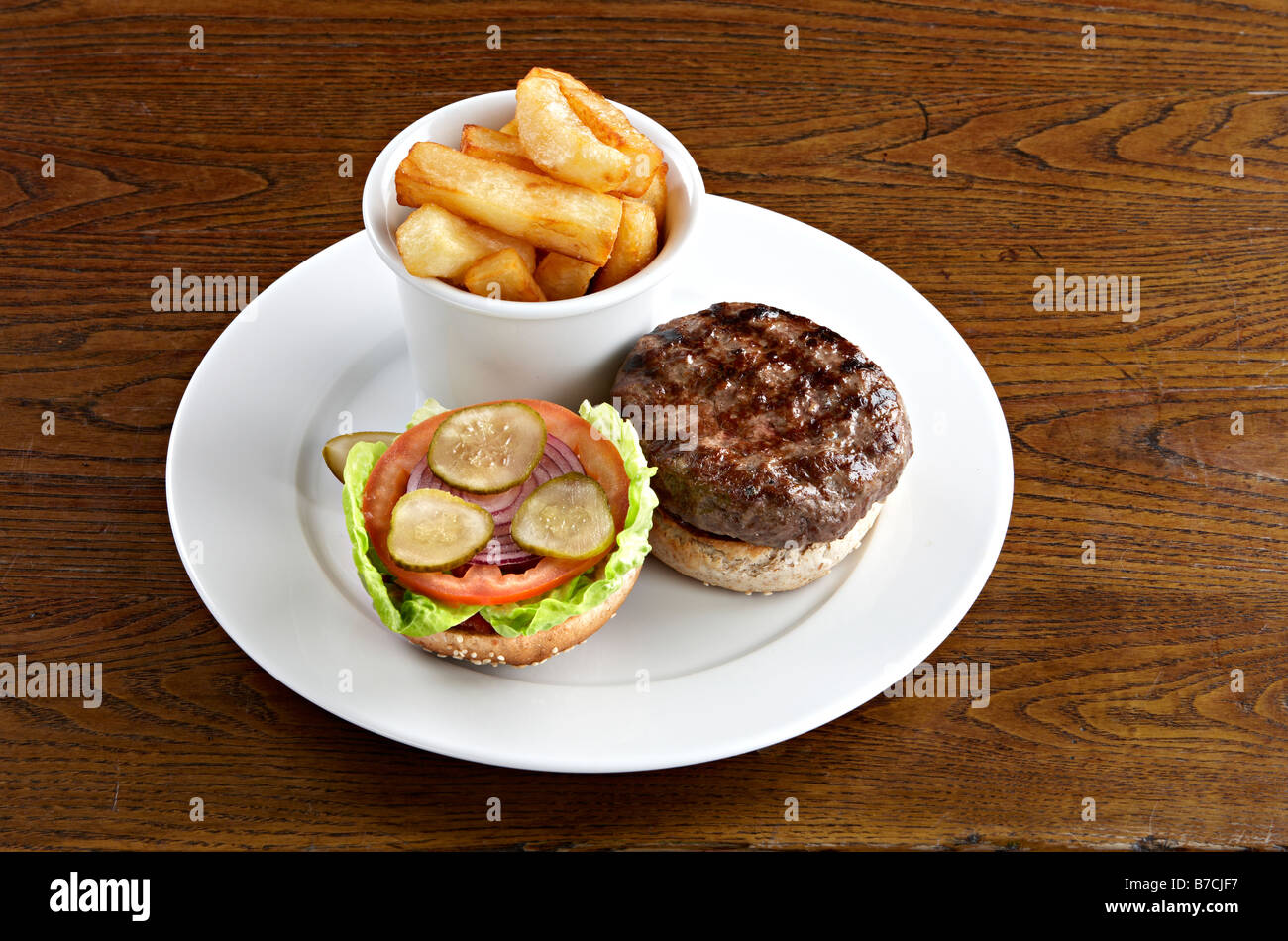 schlichte Rindfleisch Burger Pommes Chips Salat Brötchen Stockfoto