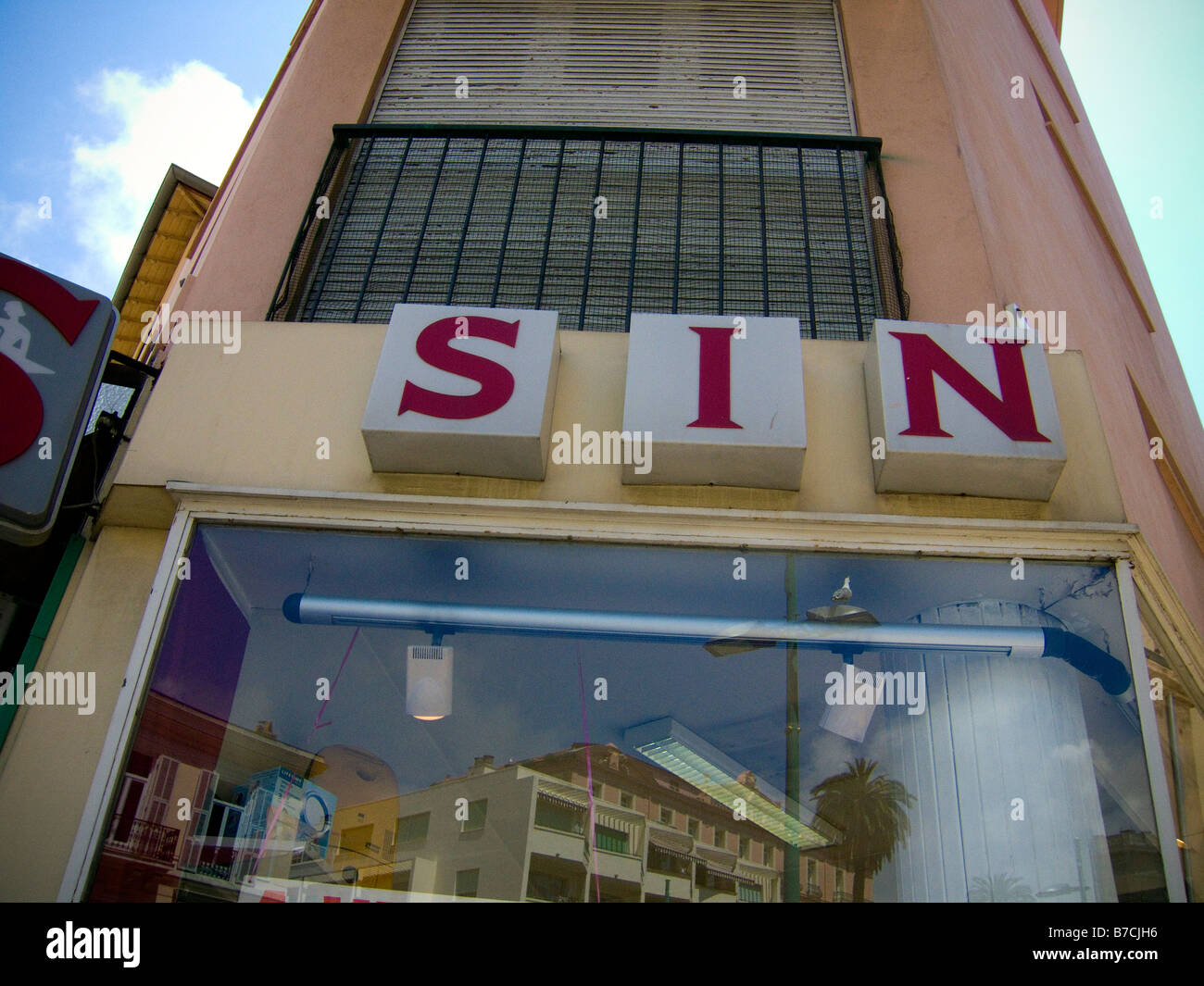 Bestandteil einer Shop-Fassade, die Schreibweise des Wortes SIN, Korsika, Frankreich Stockfoto