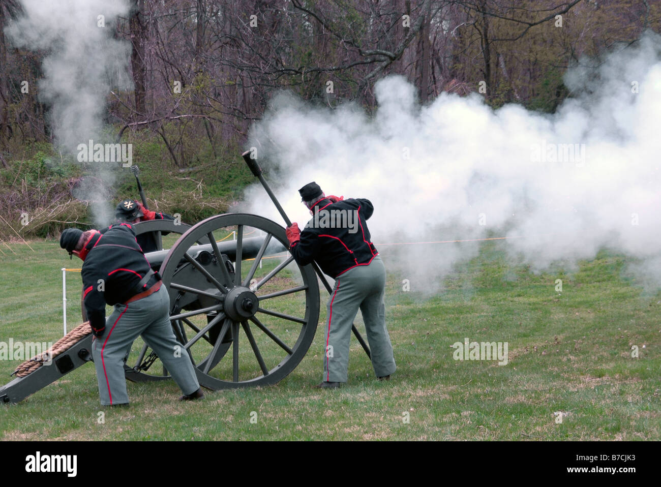 Konföderierte Soldaten feuern der Kanone während Civil War Reenactment in Glendale Md Stockfoto