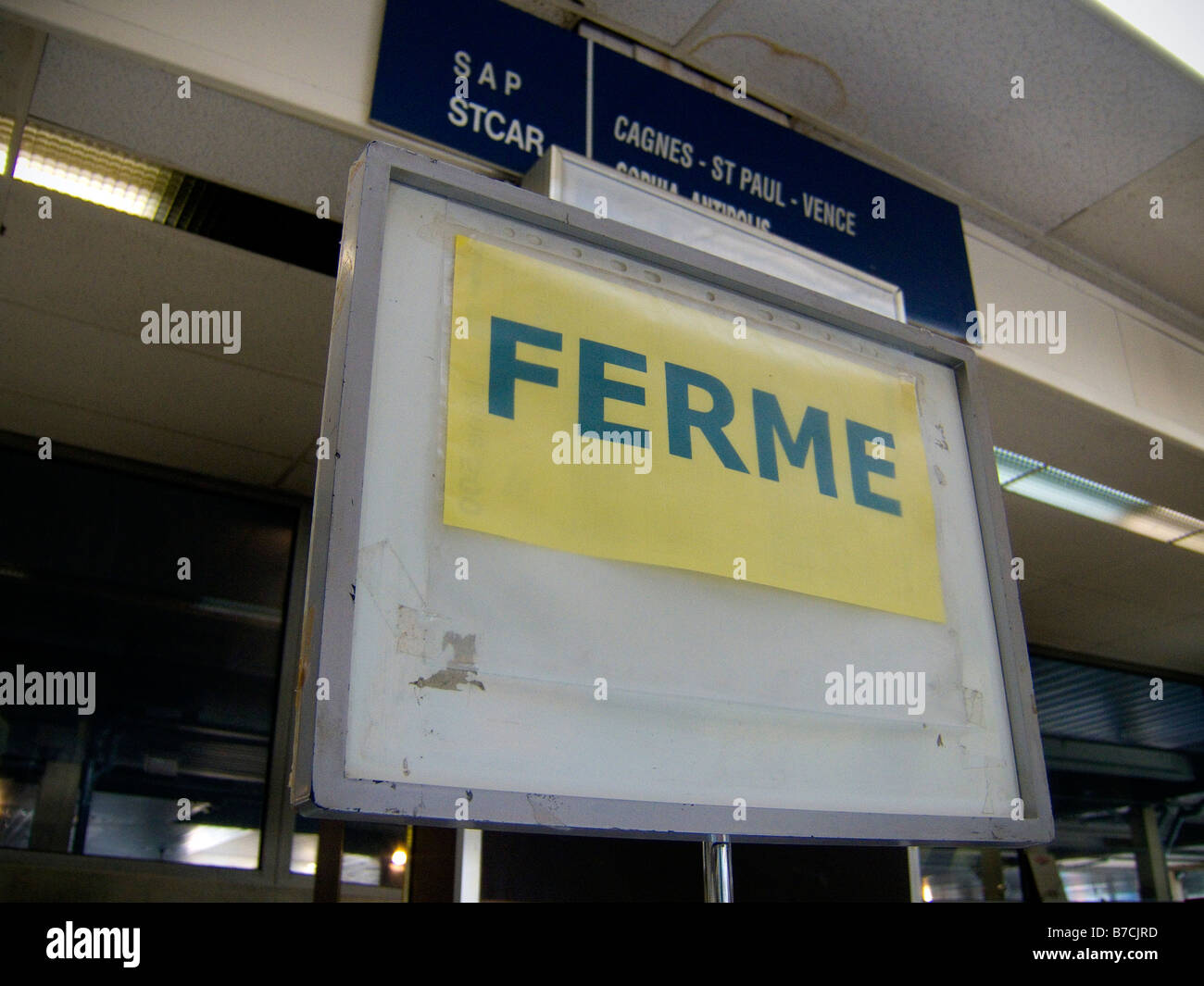 FERME - A Zeichen auf einem Bahnhof in Frankreich (Nizza, Cote, D'Azure) während der französischen Bahn streikt geschlossen Stockfoto