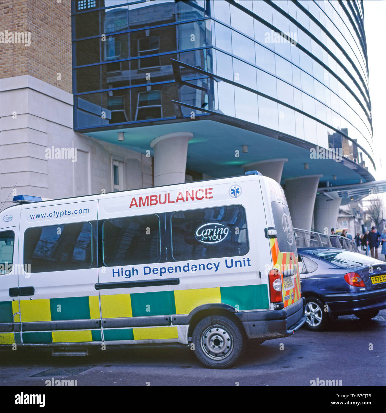 Hohe Abhängigkeit Gerät Krankenwagen am Eingang der Nachtigall Flügel des Kings College Hospital Road, South London UK KATHY DEWITT geparkt Stockfoto