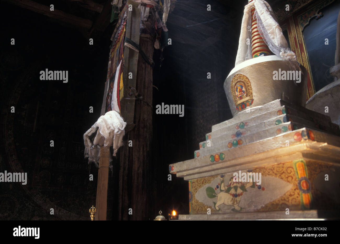 Buddhistische Stupa oder Chorten im Gebetssaal der Gompa Alchi Ladakh Jammu und Kaschmir Indien Stockfoto