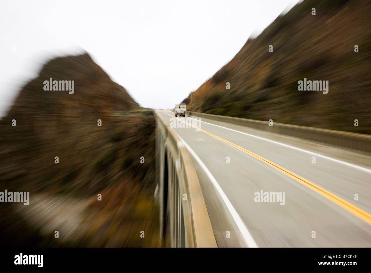 LKW mit einem Camper in die Bett-Kreuze holen Sie ab, Big Creek Bridge, Highway RT. 1, Big Sur Coast, Kalifornien, USA Stockfoto