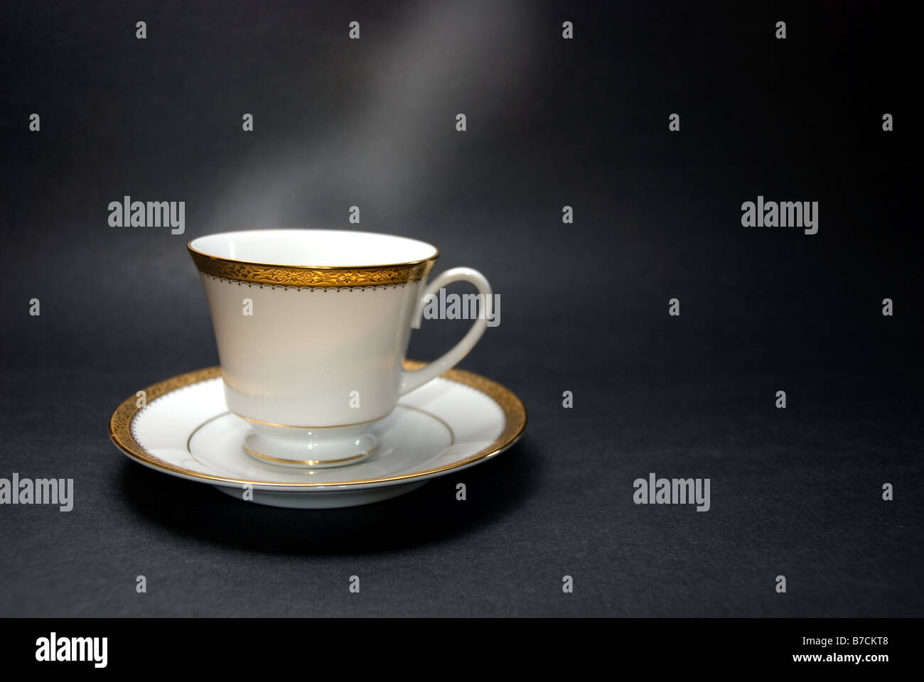 Teetasse und Untertasse auf schwarzem Hintergrund Stockfoto