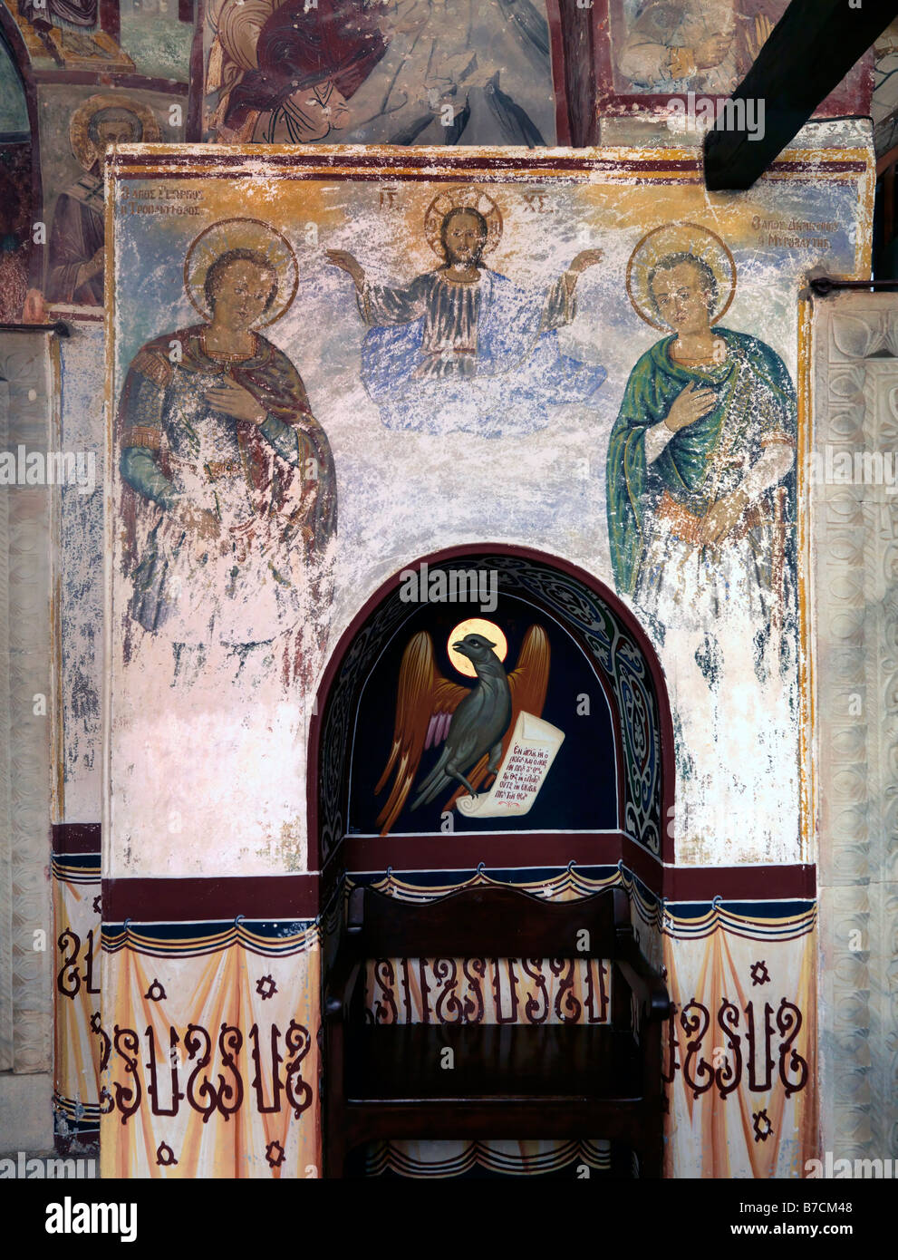 Sitz und Fresken Christus und Johannes als Adler am Kloster von Saint John Chora Patmos Griechenland vertreten Stockfoto