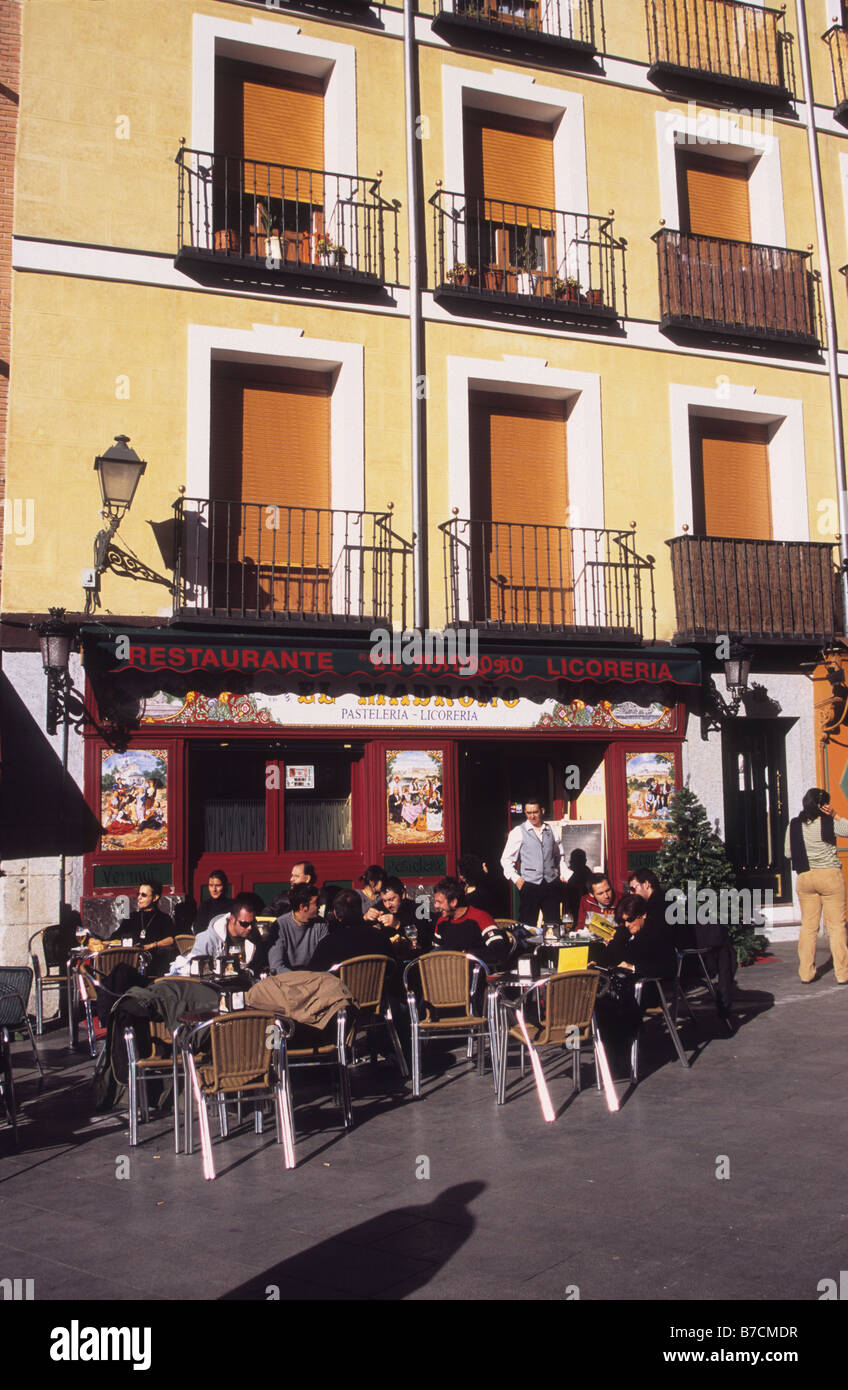 Personen, die in der Calle Segovia vor dem Restaurant Taberna El Madroño, Plaza Puerta Cerrada, Madrid, Spanien, sitzen Stockfoto