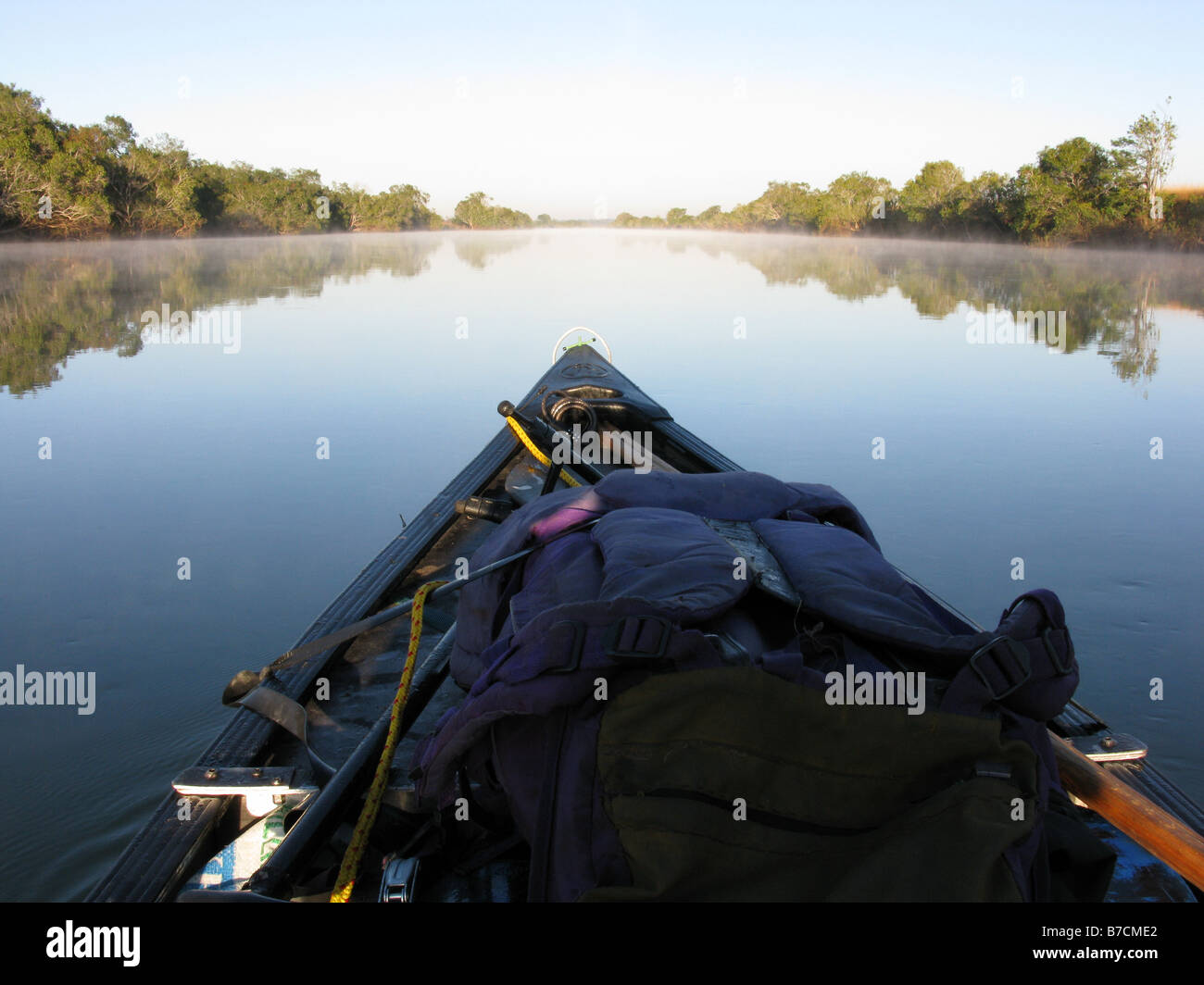 Bug des Kanu Kanufahren in den frühen Morgenstunden auf Luapula oder Kongo-Fluss in der Nähe von sambischen Stadt Chembe in Sambia Stockfoto