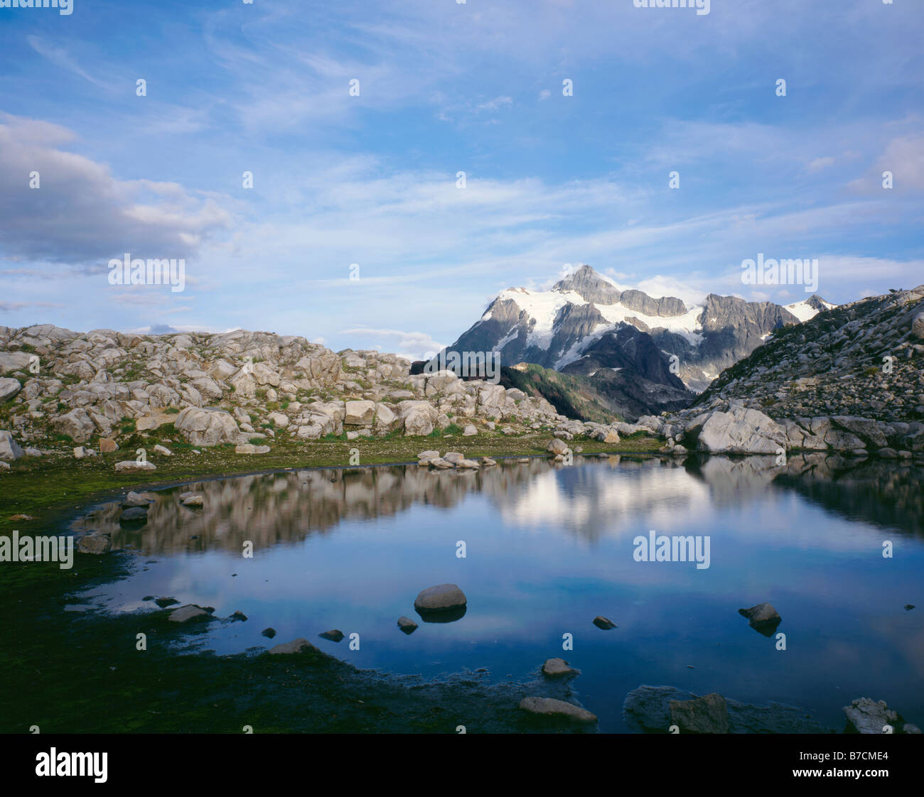 WASHINGTON - Mount Shuksan und einen kleinen Teich auf der Seite der Tafelberg in der Mount Baker Wildnis nahe Artist Point. Stockfoto