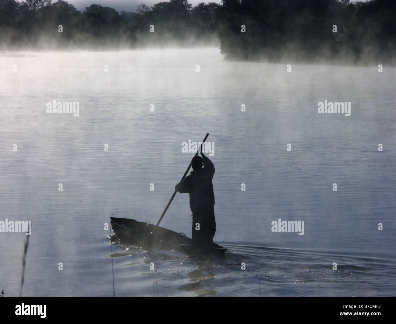 Bemba Fischer in am frühen Morgen vor Sonnenaufgang Nebel im Einbaum auf Chambeshi Fluss Kongo Stockfoto