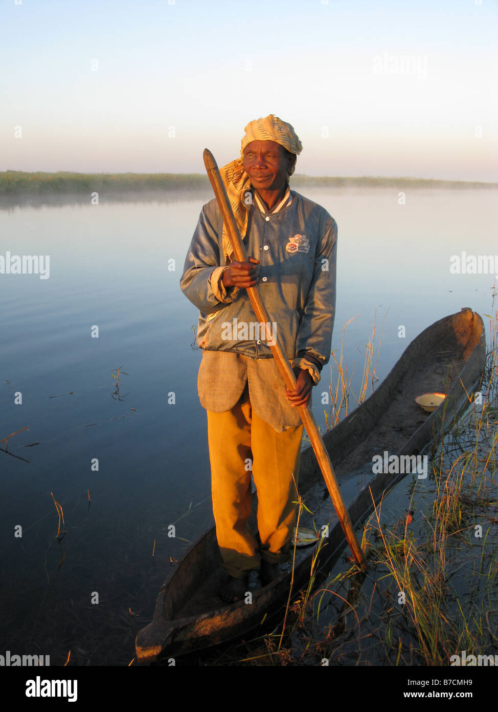 Augen eines Fischers im Einbaum an Ufern der Luapula Nebenfluss des Kongo-Fluss in der Demokratischen Republik Kongo Stockfoto