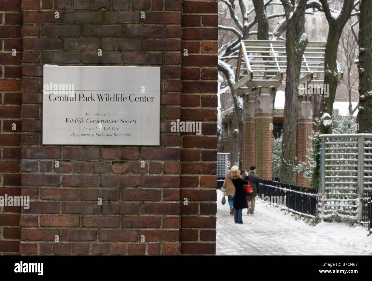 Ein Zeichen mit dem Central Park Zoo ist an einem verschneiten Tag in New York gesehen. Stockfoto