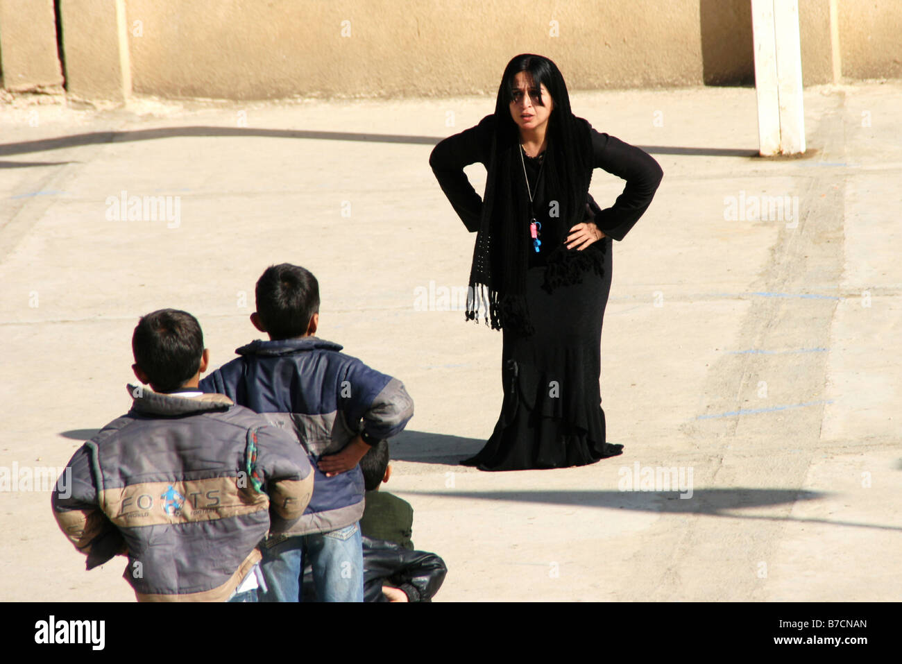 Muslimische Lehrerin in schwarz und verschleiert mit kurdischen Studenten in einer kleinen Dorfschule in der Nähe Amedi, Irak, Irakisch-Kurdistan, Dahuk, Stockfoto