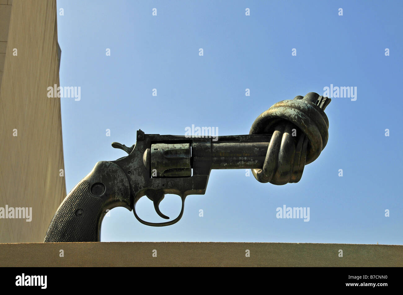 Skulptur von Carl Fredrik Reuterswaerd im UNO-Hauptquartier, Revolver mit einem Knoten, USA, New York City, Manhattan Stockfoto