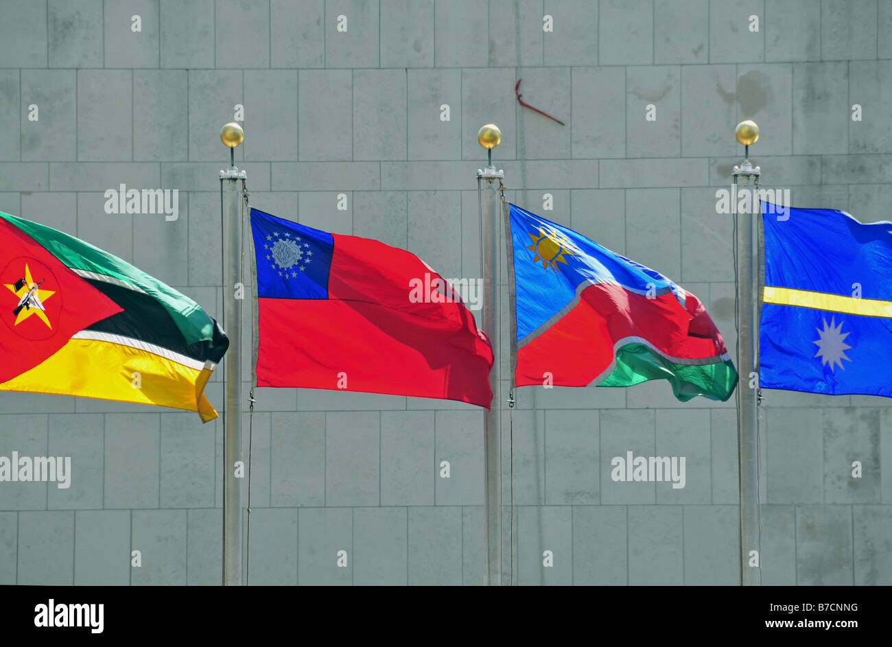 Fahnen, Nauru am UN-Hauptsitz, USA, New York City, Manhattan, Namibia, Mosambik und Taiwan Stockfoto