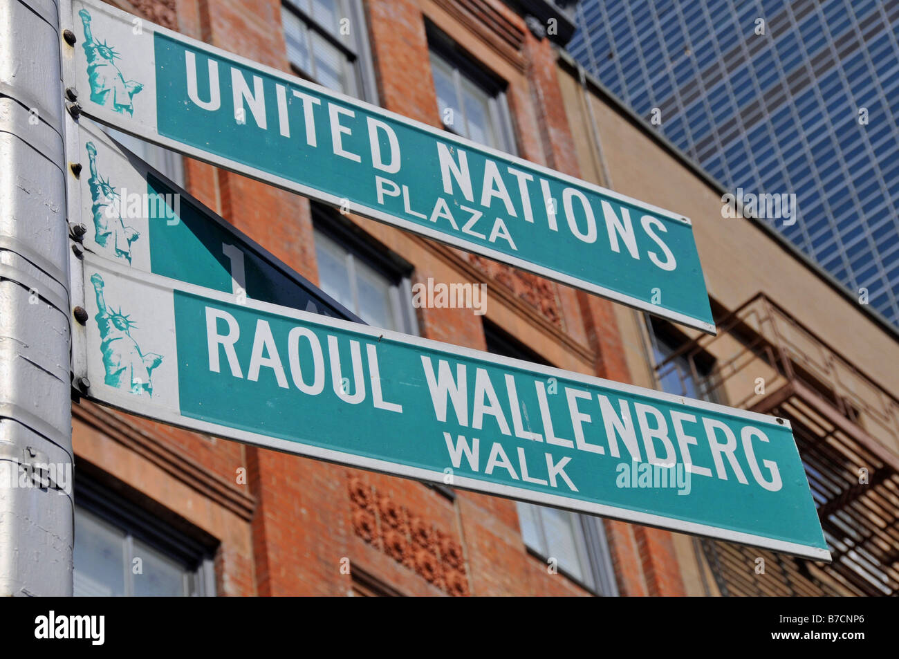 Verkehrsschilder, United Nations Plaza, am UN-Hauptsitz und Raoul Wallenberg gehen, USA, New York City, Manhattan Stockfoto