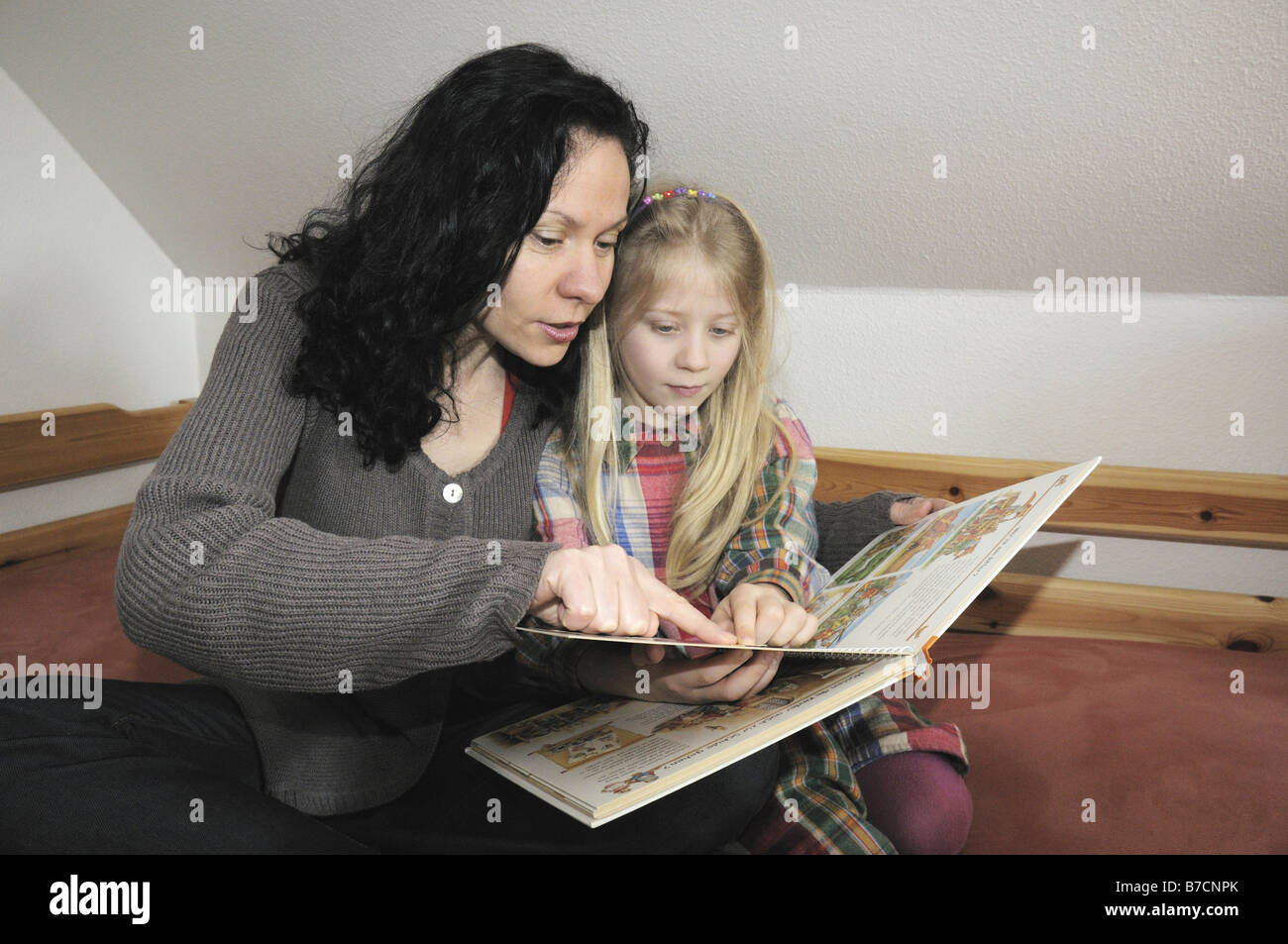 Mutter mit Kind, ein Buch zu lesen Stockfoto