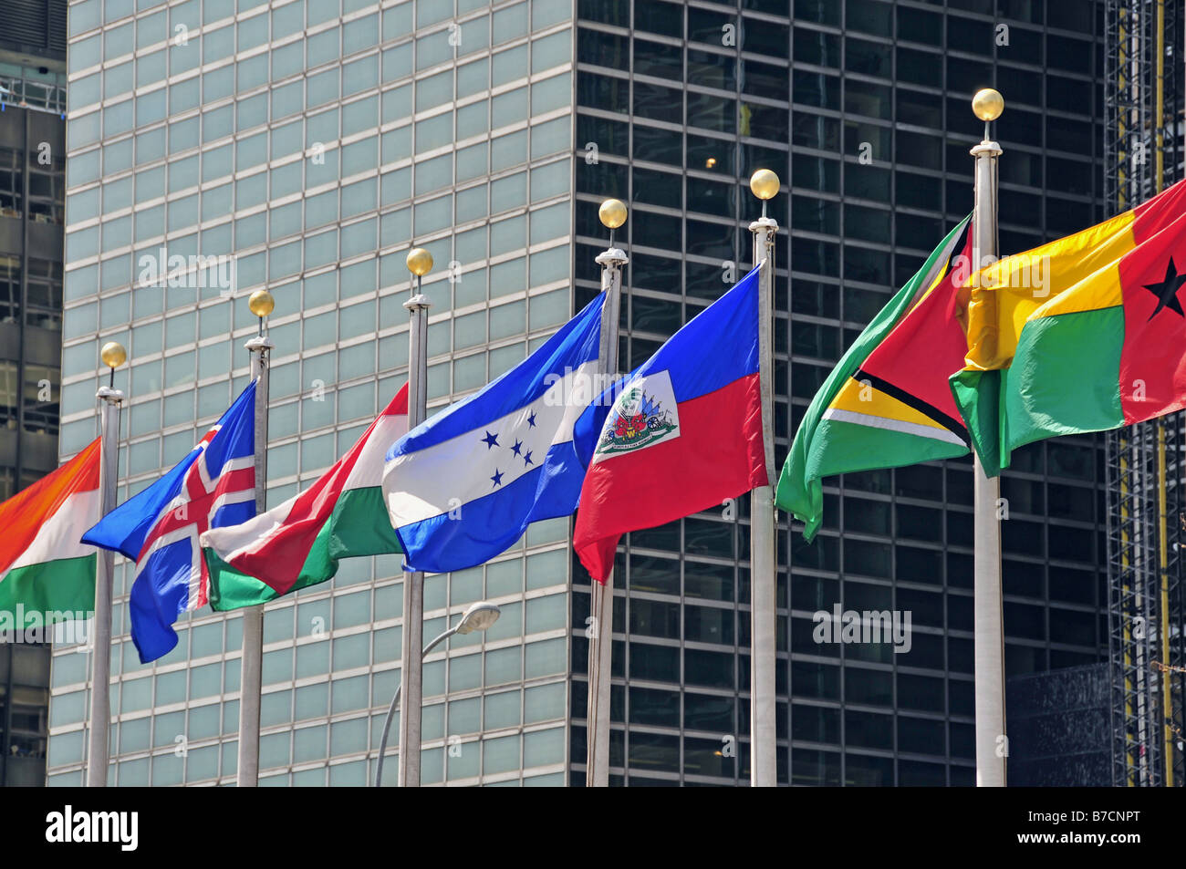 Fahnen am UN-Hauptsitz, USA, New York City, Manhattan Stockfoto