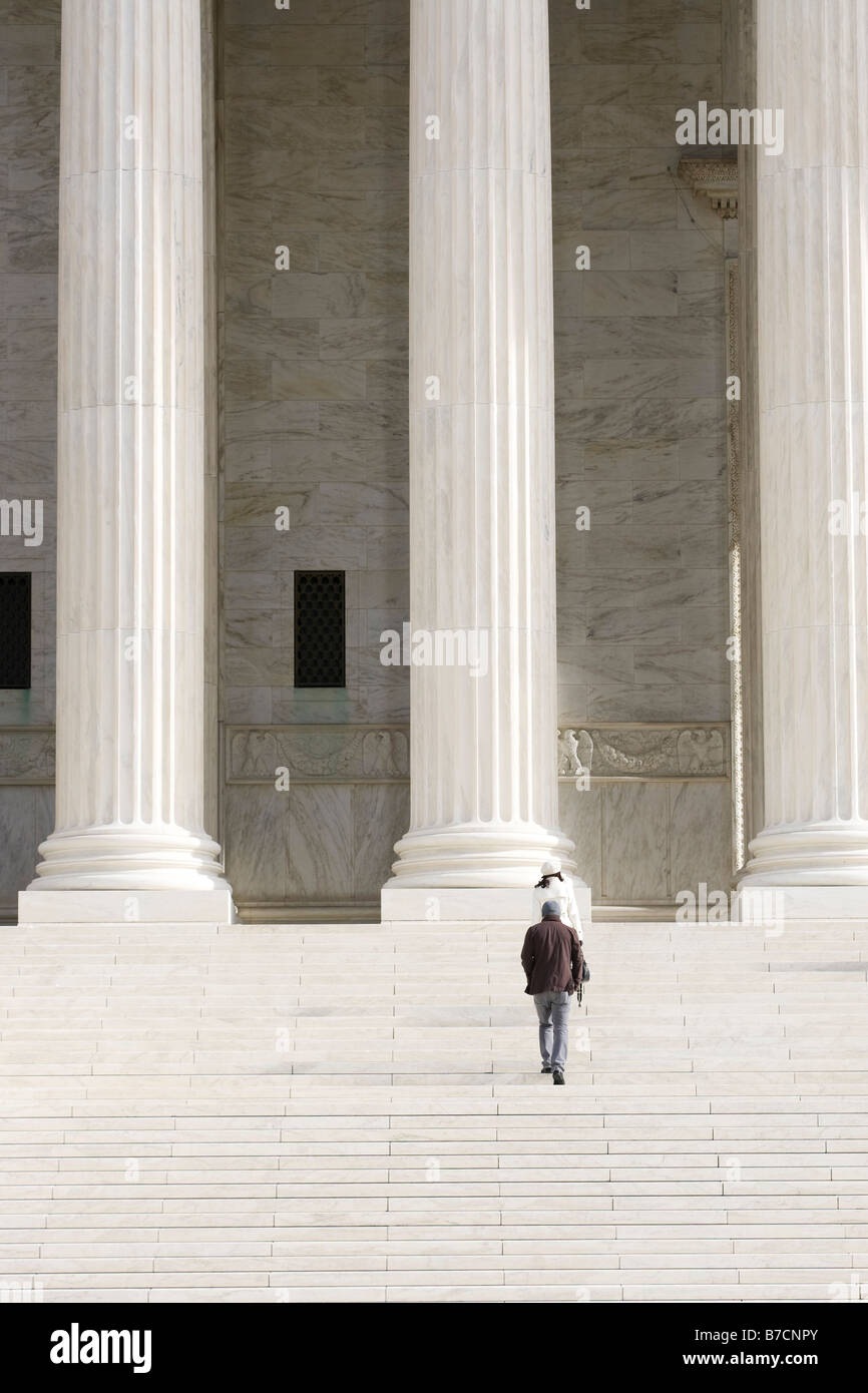 Mann zu Fuß die Schritte von The US Supreme Court Gebäude - Washington DC USA Stockfoto