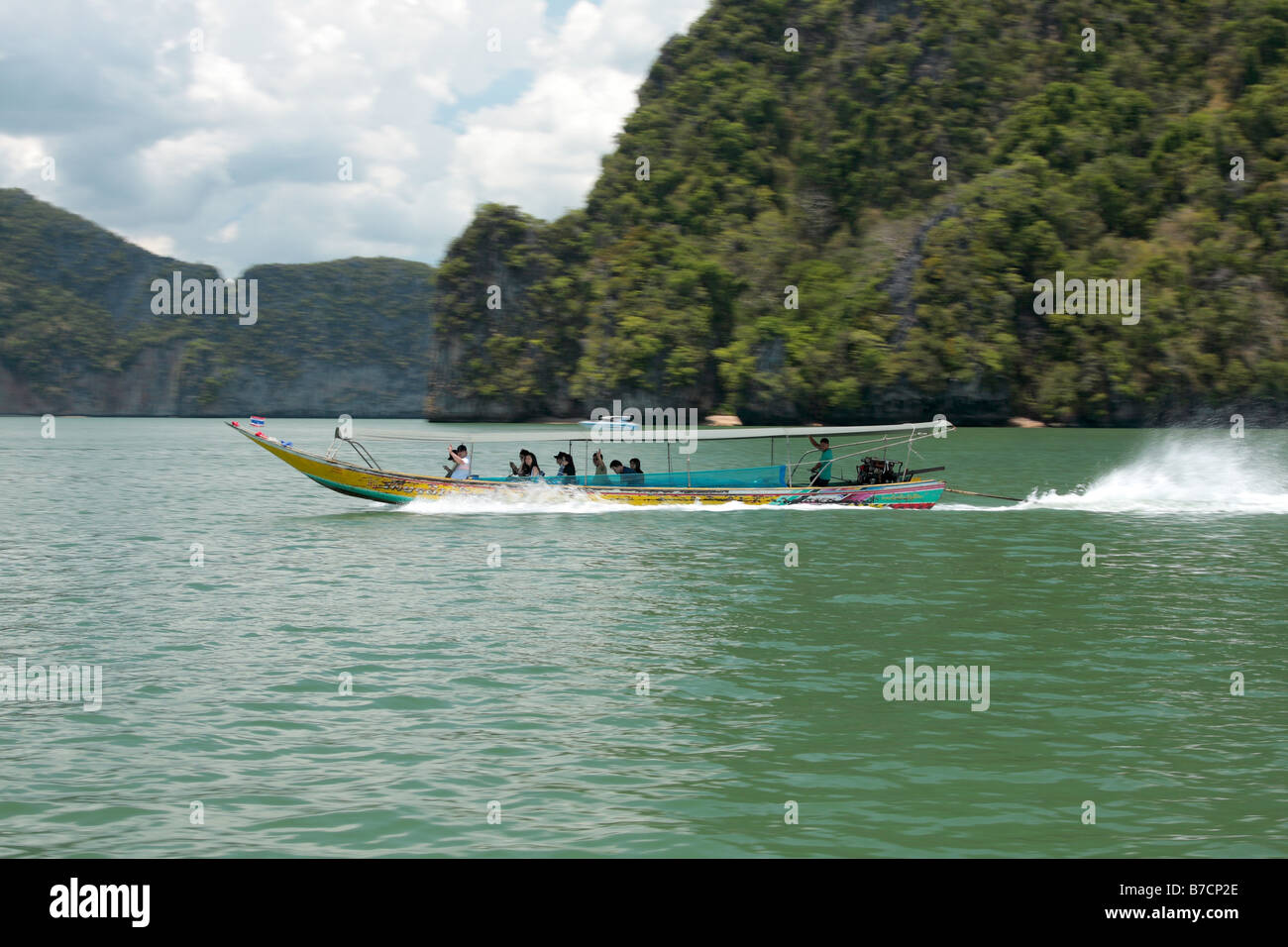 Longtail-Boot auf See Cheow Lan, Thailand, Phuket, Khao Sok Nationalpark Stockfoto