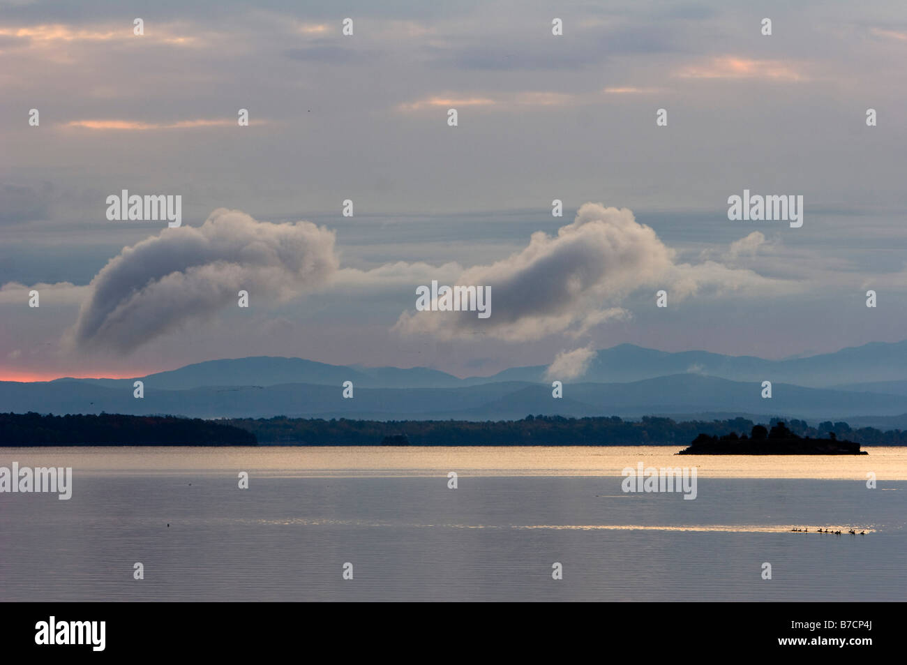 Morgenwolken schweben über Lake Champlain im Bundesstaat New York im Morgengrauen 6. Oktober 2008 Stockfoto