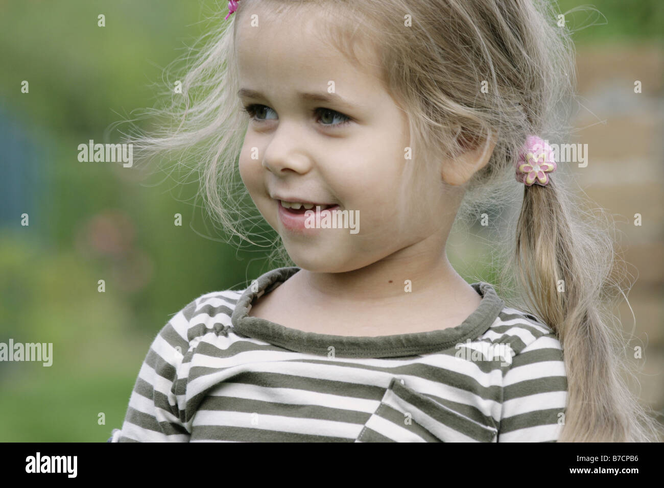 kleine blonde, lächelndes Mädchen Spaß, Deutschland Stockfoto