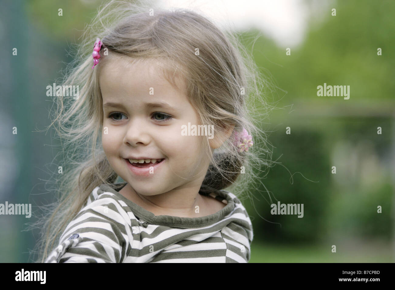 kleine blonde, lächelndes Mädchen Spaß, Deutschland Stockfoto