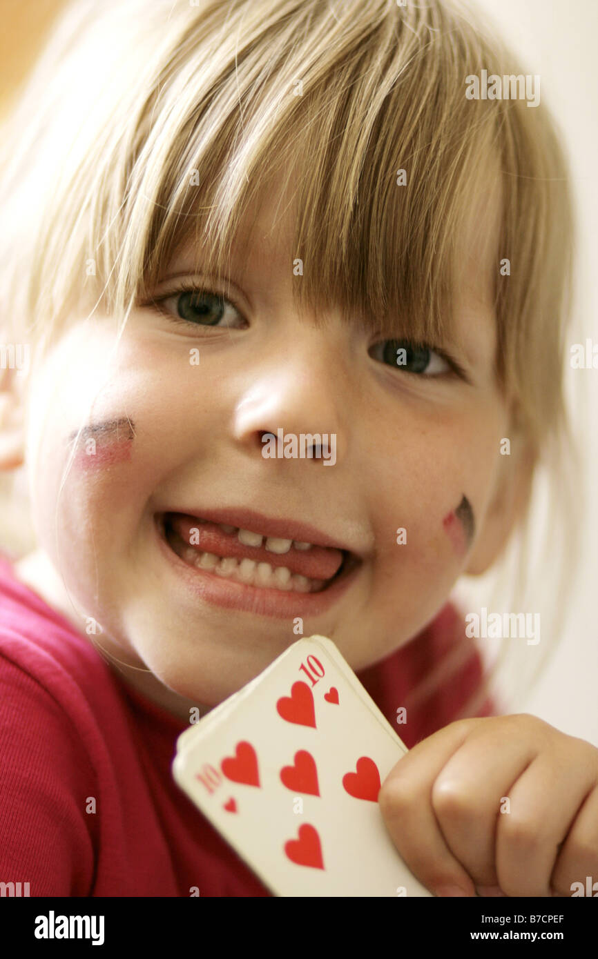 kleine Mädchen-Spielkarten Stockfoto