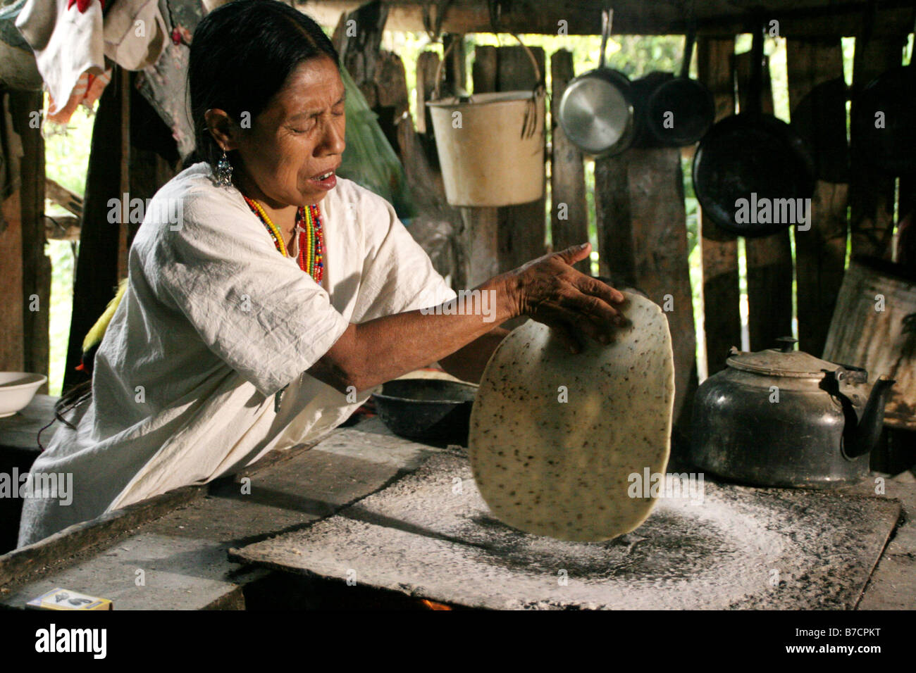 Lacandon Frau Backen Tortilla in ihrer Hütte in Naha in der Selva Lacandona in Chiapas, Mexiko, Chiapas, Lacandonen-Urwaldrelikt, Naha Stockfoto