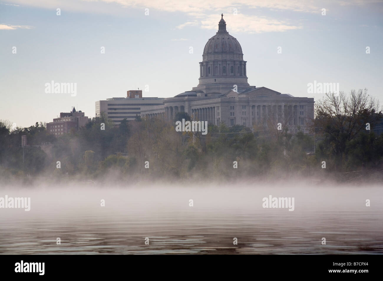 Missouri Capitol und nebligen Missouri River Stockfoto
