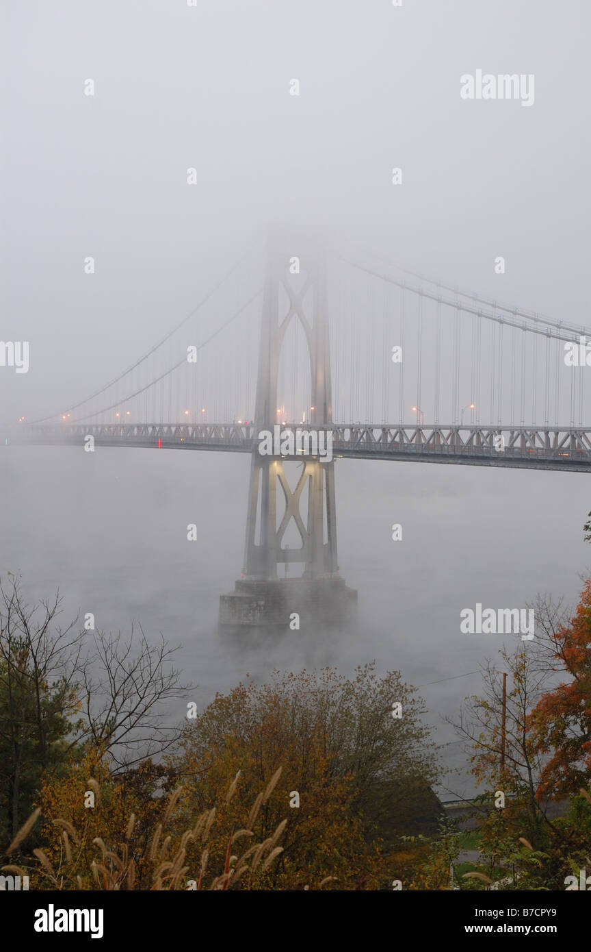 Mid-Hudson Bridge in Nebel gehüllt. Stockfoto