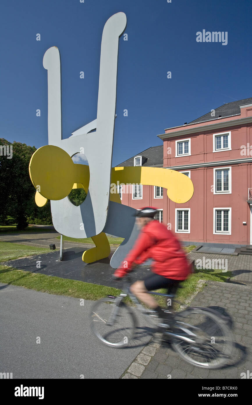 Radfahrer in Frjnt das Kunstwerk in der Nähe der Ludwig-Galerie im Schloss Oberhausen am Kaisergarten, Deutschland, Nordrhein-West Stockfoto