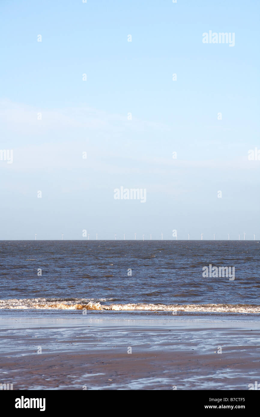 Norfolk Nordstrand mit Windkraftanlagen am Horizont Stockfoto