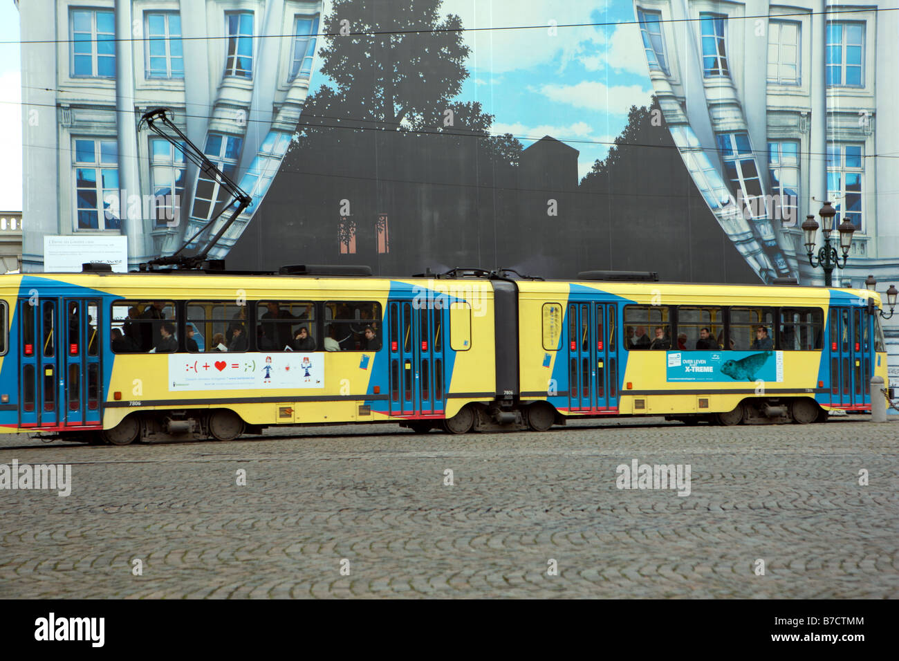 Straßenbahn in Brüssel vor dem Magritte-Museum, das weiterentwickelt wird Stockfoto