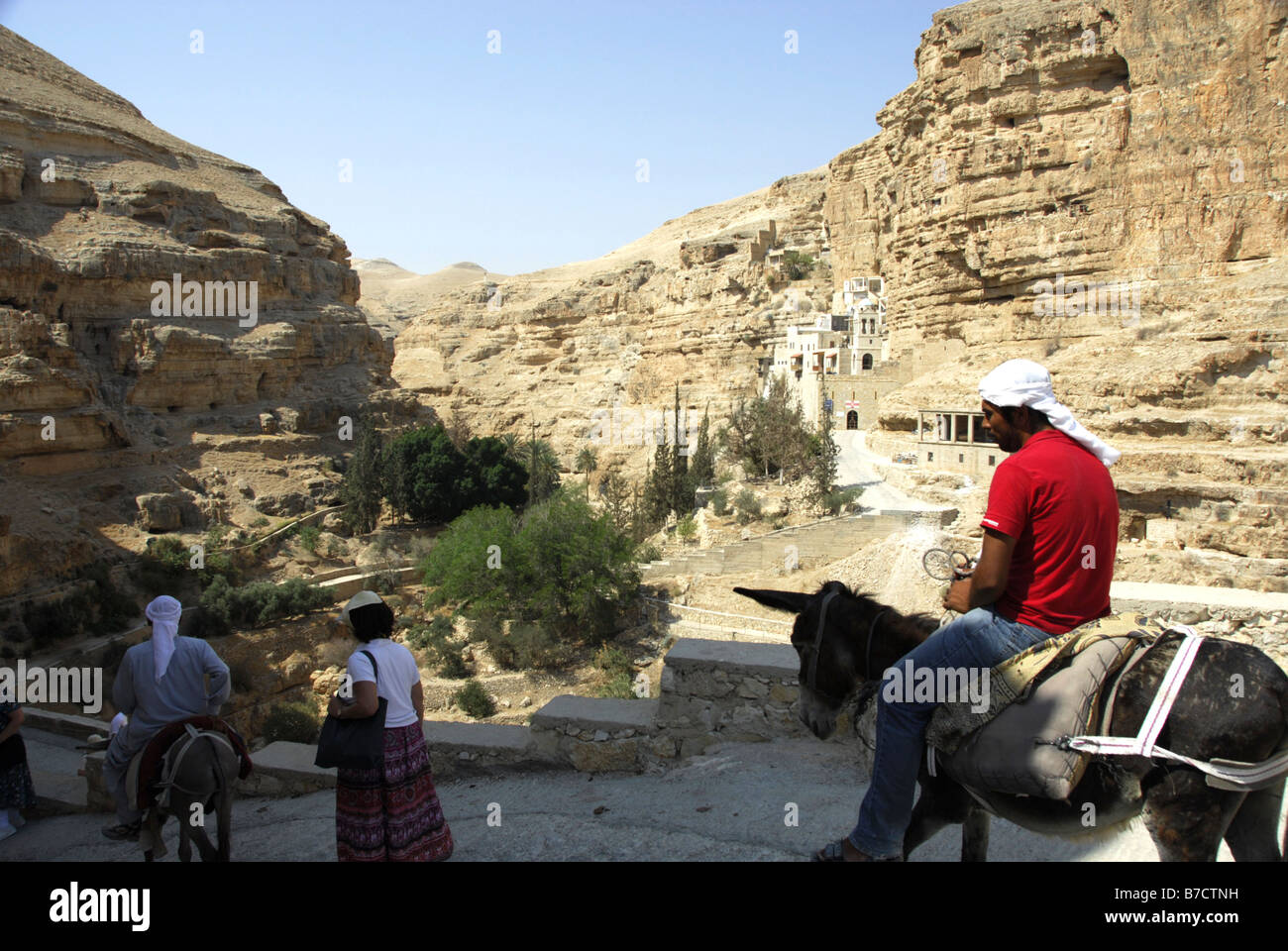 Pilger zu Fuß hinunter das Kloster St. Georg Hozebite in der Judäischen Wüste in der Nähe von Jericho, Israel Stockfoto