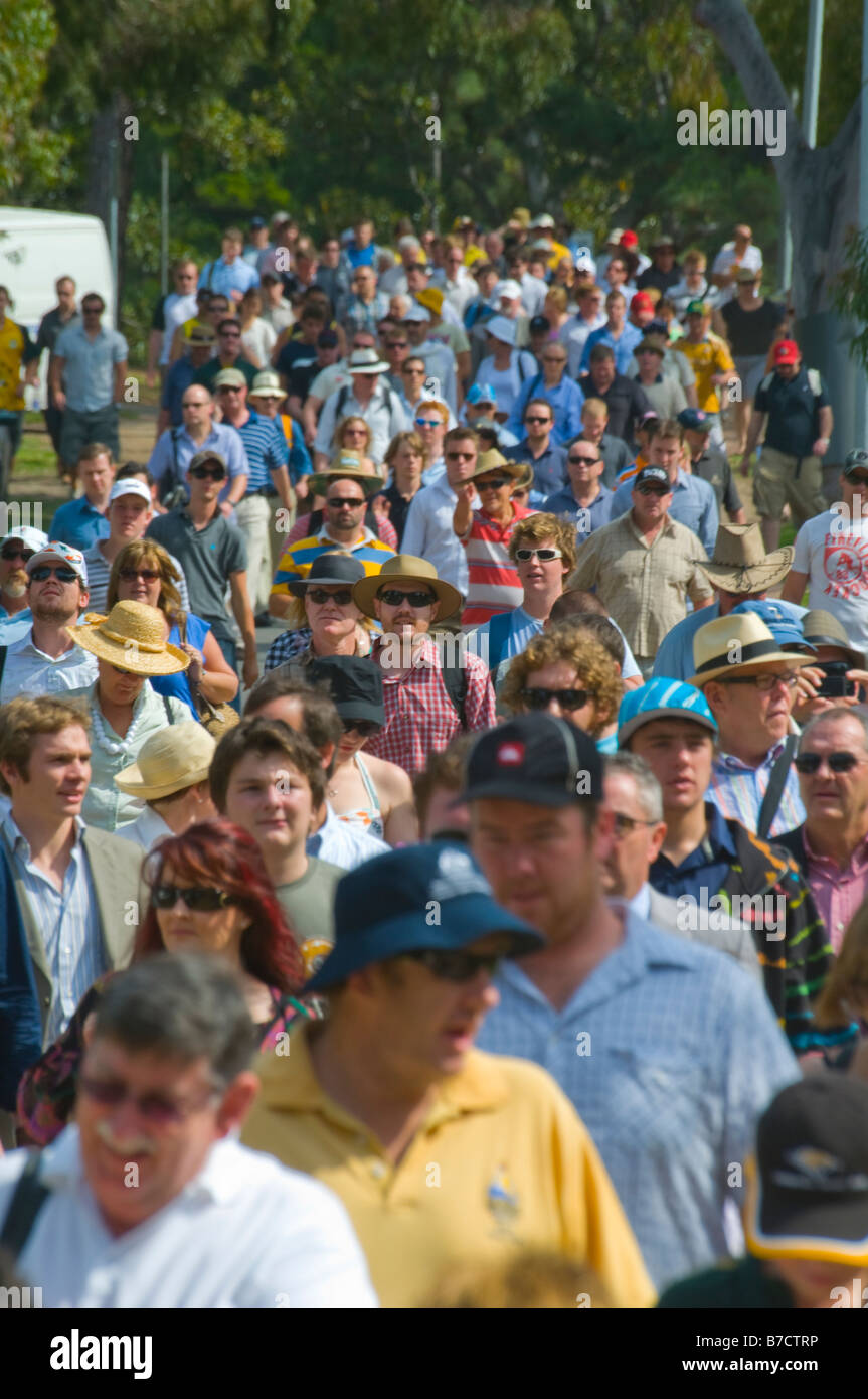 Australische Cricket-Fans kommen bei der MCG für den jährlichen Boxing Day test Cricket-match Stockfoto