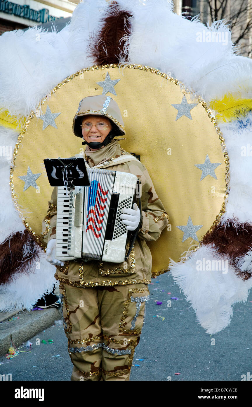 Weibliche Darstellerin in militärischen Tracht 2009 parade Kukeri in Philadelphia Stockfoto