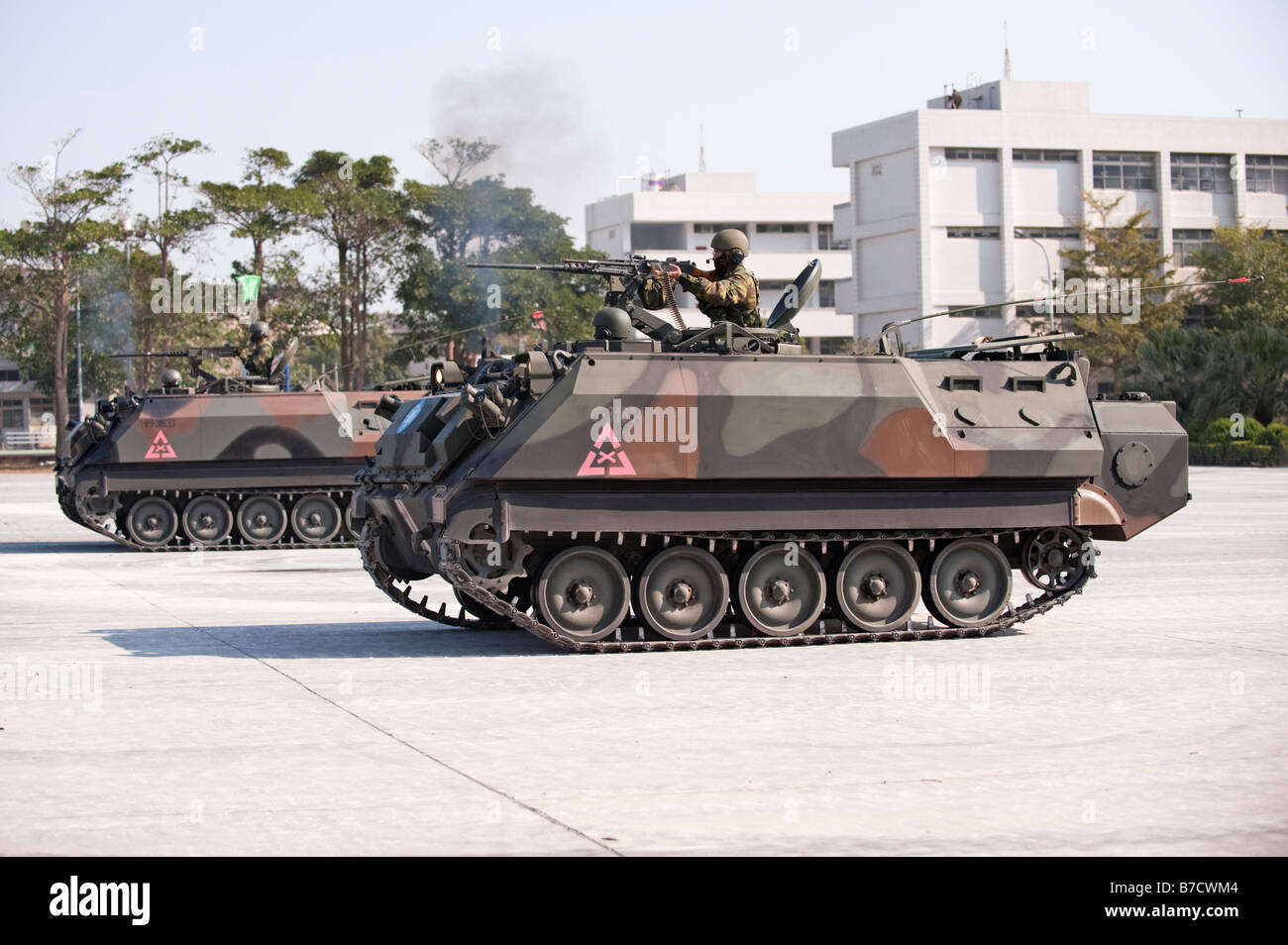 Taiwanesische Soldaten feuern M2 Maschinengewehre In CM-22 gepanzerte Träger während Krieg Übungen bei der 58. Artillerie Befehl, Taiwan Stockfoto
