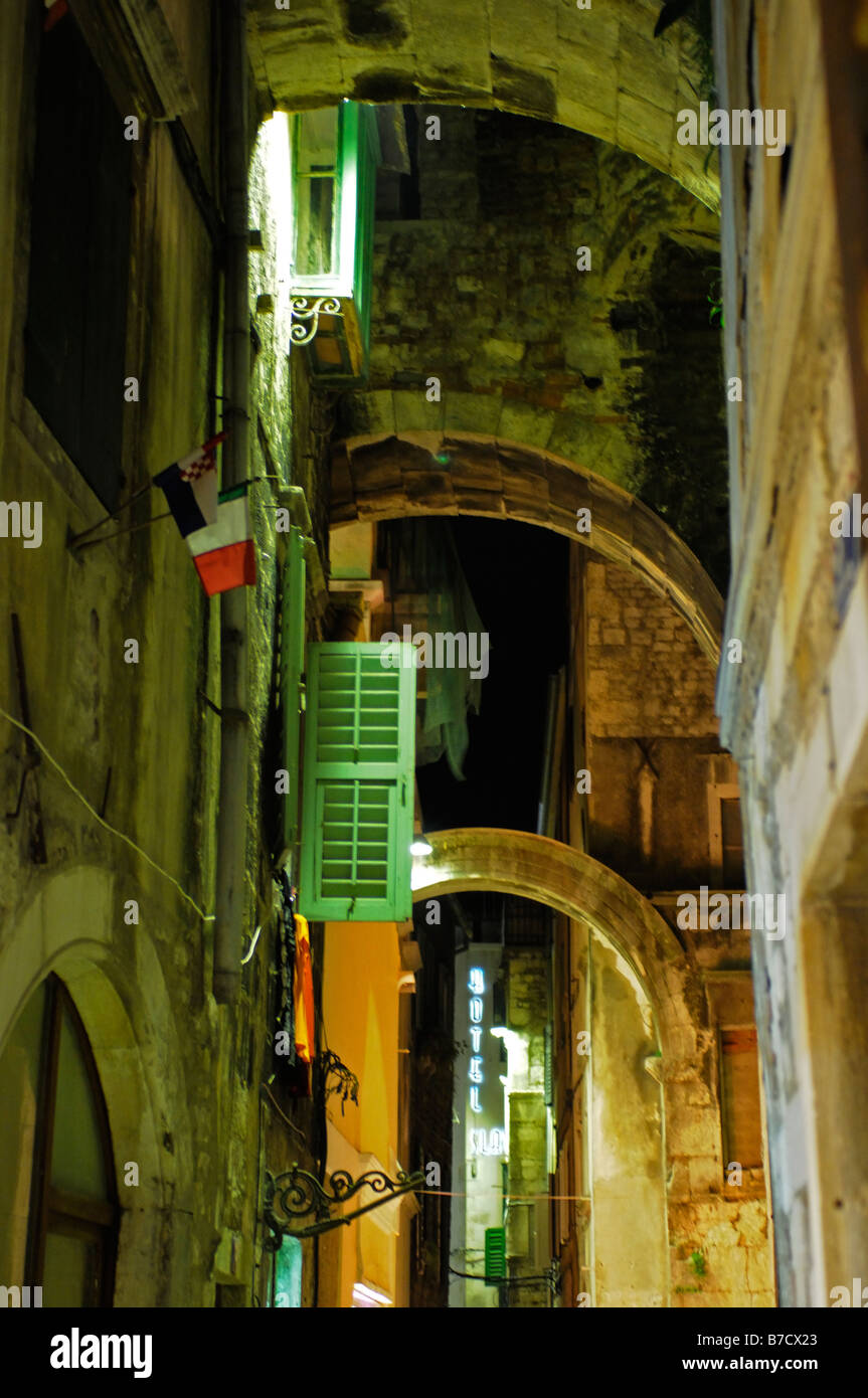 Atmosphärischen Straße mit einem grünen Fenster-Verschluss in den Diokletian Palast Split Kroatien Stockfoto