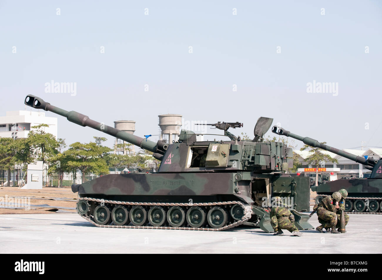 Taiwanesischen Soldaten laden Artillerie In M109A2 155mm SP Haubitze während Kriegsspielen, 58. Artillerie Befehl, Taichung, Taiwan Stockfoto