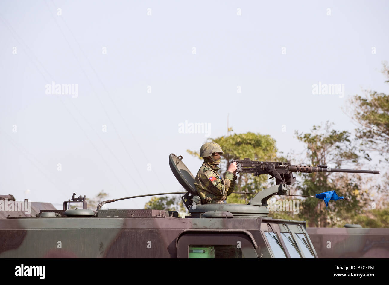 Schließen Sie oben von A Soldaten feuern A M2 Maschinengewehr auf A CM-24 gepanzerte Träger während Kriegsspiele, Taichung, Taiwan Stockfoto
